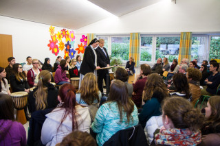 Geschäftsführerin Sr. Anna Maria Hovest und der kaufmännische Leiter Michael Bünger loben das Engagement der Schüler. Foto: SMMP/Bock