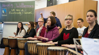 Die Auszubildenden aus der Kinderpflege Oberstufe haben für die Urkundenübergabe eigene Songs getextet und arrangiert. Foto: SMMP/Bock