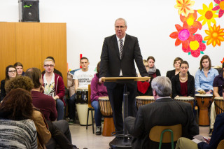 Bestwigs Bürgermeister Ralf Péus freut sich, dass die Schule für die Vermittlung sozialer Kompetenzen steht. Foto: SMMP/Bock