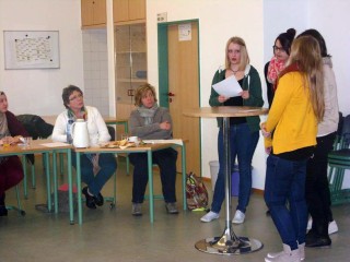 Angeregt diskutierten 20 Schülerinnen des Berufskollegs Bergkloster Bestwig mit Cornelia Homfeldt von der Bundesagentur für Arbeit aus Meschede und der Bestwiger Gleichstellungsbeauftragten Monika Kreutzmann über ihre Chancen im Beruf