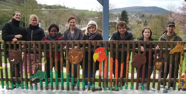 KiO gestaltet einen Zaun im Städtischen Kindergarten Olsberg (Foto: BKBB | KiO)