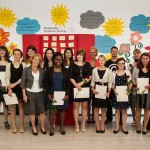 Die staatlich anerkannten Kinderpflegerinnen und -pfleger freuen sich über ihren Abschluss. Foto. SMMP/Bock