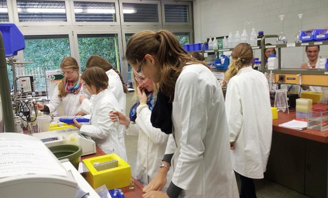 Leistungskurs Biologie bei Experimenten im molekulargenetischen Labor (Foto: BKBB | M. Feldkämper-Schmidt)