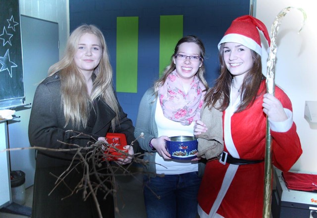 Die SV schickte den Nikolaus los, um Schülern des Berufskollegs zu helfen (Foto: BKBB | F. Vorsthoven)