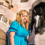 Traurig teilt die echte Prinzessin mit dem Pferd Falada das Geheimnis ihrer wahren Identität. Foto: SMMP/Bock