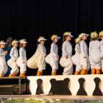 Im Gänsemarsch treten die Grundschüler der zweiten Klassen aus Ramsbeck, Velmede und Nuttlar auf die Bühne. Foto: SMMP/Bock