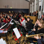Das Schulorchester wurde auch von erfahrenen Musikern unterstützt. Foto: SMMP/Bock