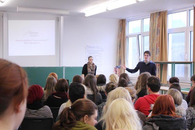 Anna Schulz und Tobias Roth (Abi 2011) sprechen über ihre Erfahrungen im Studium (Foto: BKBB | G. Fuhs)