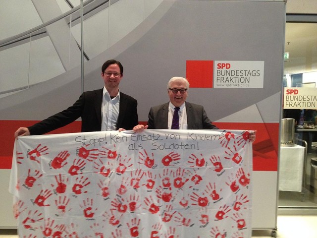 Red Hand Day: Dirk Wiese übergibt mehr als 300 Handabdrücke an Frank-Walter Steinmeier