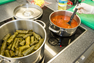 Links im Topf die gefüllten Weinblätter, rechts die Sauce mit Tomaten und Zwiebeln. Foto: SMMP/Bock