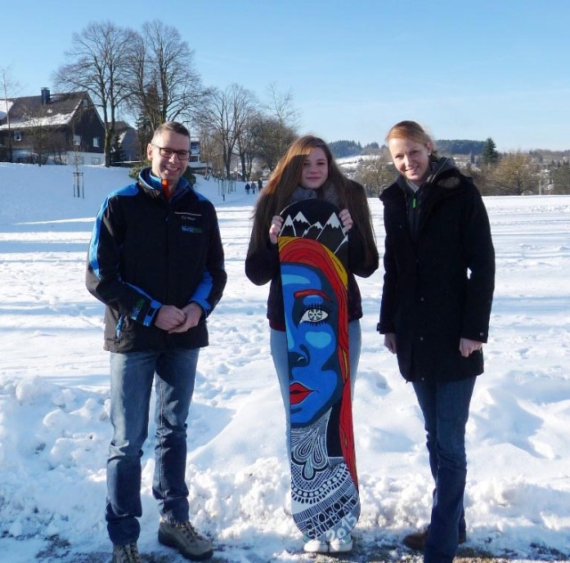 Michael Beckmann, Sandra Böhner und Kerstin Bange bei der Vorstellung des "Gewinner-Snowboards"