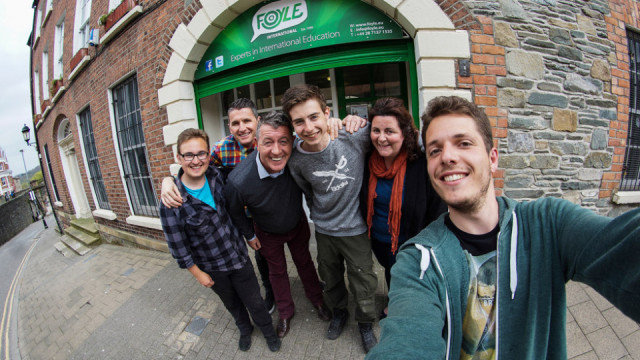 Damian Hilus beim Selfie mit seinem Mitschülern Rafael Loerwald (l.) und Lukas Scheffer (4.v.l.) und Einwohnern der Stadt Derry in Irland. Foto: Damian Hilus