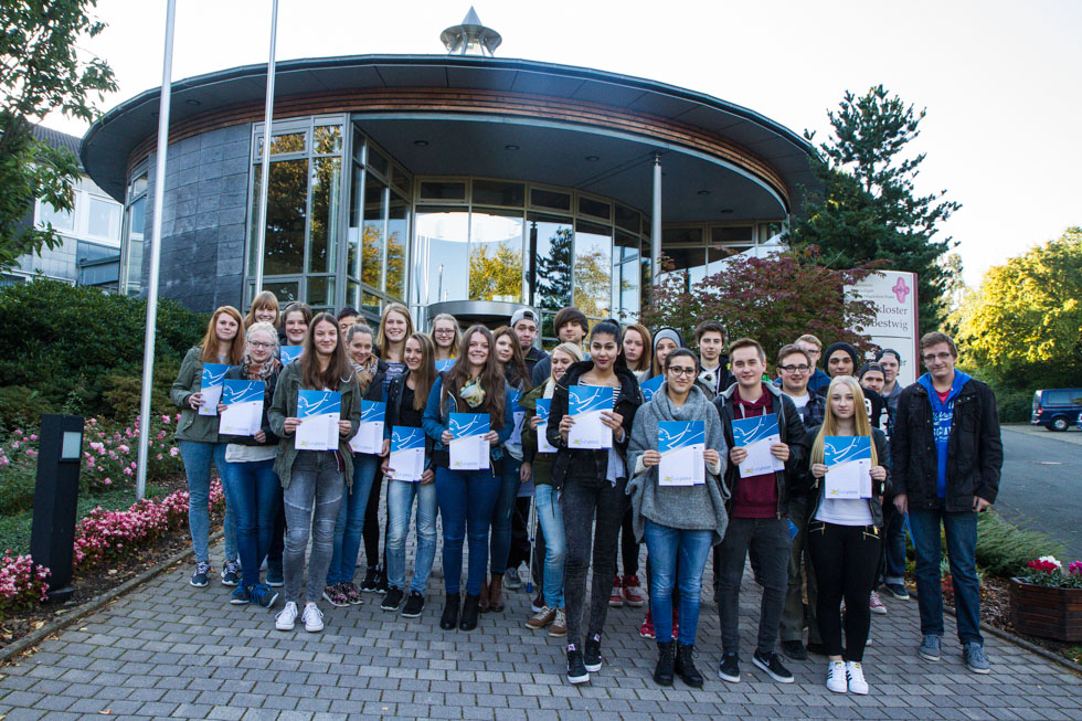50 Schüler des Berufskollegs Bergkloster Bestwig freuen sich über den offiziellen "Europass Mobilität." Foto: SMMP/Bock