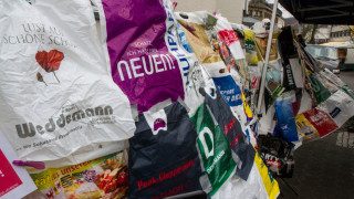 72 Plastiktüten verbraucht ein Deutscher durchschnittlich pro Jahr. Die Berufsscshüler hatten diese Menge zu einem beeindruckenden Teppich zusammengeklebt. Foto: SMMP/Bock