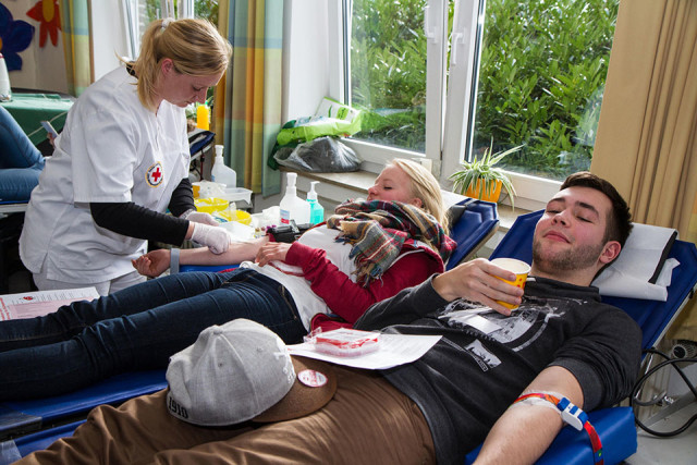 98 Bluspender registrierte das Deutsche Rote Kreuz bei dem jährlichen Blutspendetermin am 3. März 2016 im Berufskkolleg Bergkloster Bestwig. Foto: SMMP/Bock