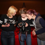 Christina, Lea und Franziska beim Kontrollieren der Aufnahmen.