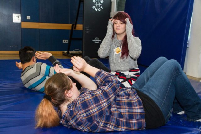 Die angehenden Übungsleiter zeigten ihre Mitschülern, wie man Rückenproblemen mit einfachen Übungen vorbeugen kann. Foto: SMMP/Bock