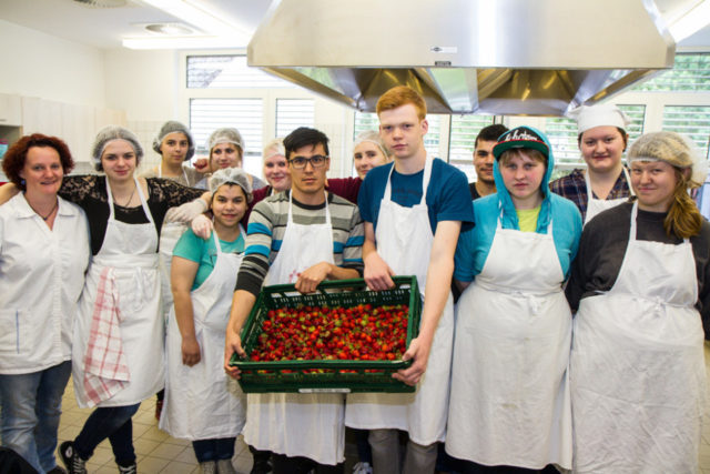 Gemeinsam hatten die 13 Schülerinnen und Schüler bei der Verarbeitung der Erdbeeren auch viel Spaß. Foto: SMMP/Bock
