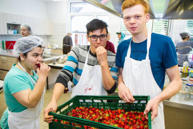 Naschen erlaubt: 15 Kilo Erdbeeren verarbeiteten die Schülerinnen und Schüler des Arbeitrsvorbereitungsjahres in der Lehrküche des Berufskollegs - und machten daraus Marmelade, Saft und Einlagen für Spargelcremesuppe. Foto: SMMP/Bock