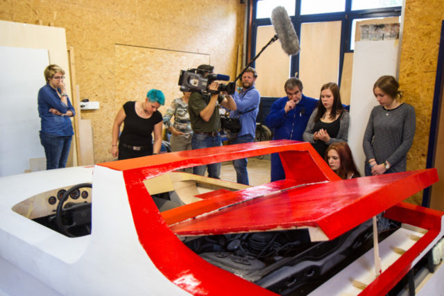 Ein Team aus dem WDR-Studio Siegen besuchte das Autoprojekt am Berufskolleg Bergkloster Bestwig. Foto: SMMP/Bock