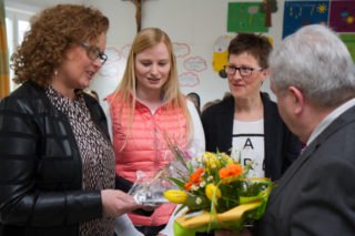 Das Lehrerkollegium schenkte Willi Kruse und seiner Frau Beate zum Abschied aus der Schulleitung einen Gutschein für ein leckeres Abendessen. Foto: SMMP/Bock