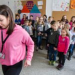 Jaqueline Cabrilha übt mit den Kindern der Grundschulen aus Velmede, Nuttlar und Ramsbeck Tänze ein. Foto: SMMP/Ulrich Bock