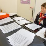 Chor und Orchester üben mit Musiklehrerin Elke Schroeder die LIeder ein. Foto: SMMP/Ulrich Bock