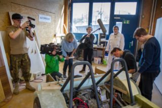 Das WDR-Fernsehen berichtet über das Autoprojekt von Kunstlehrer Georg Fuhs mit seinen Schülern am Berufskolleg Bergkloster Bestwig. Foto: SMMP/Ulrich Bock