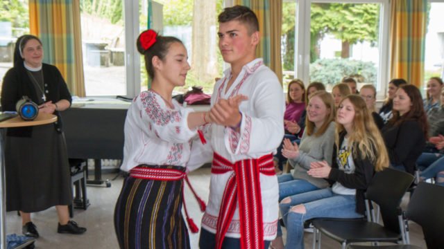 Celina Mariut und Robert Antal führen in Tracht einen rumänischen Tanz vor. Folklore, Tanz und Musik haben in dem osteuropäischen Land einen hohen Stellenwert und spielen auch bei der Arbeit in den Kinderheimen und in den Jugendzentren eine wichtige Rolle. Foto: SMMP/Ulrich Bock