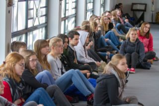 Die Schülerinnen und Schüler sitzen auch in den Gängen. Foto: SMMP/Ulrich Bock