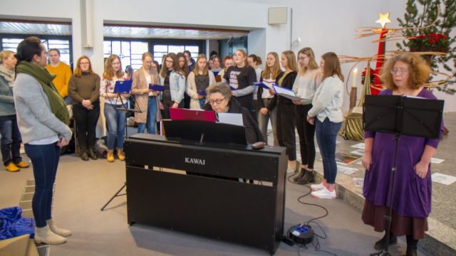 Gemeinsam mit den Musikerinnen Rimma Gotlib und Ulrike Mellert singt ein Projektchor des Berufskollegs jüdische Weisen. Foto: SMMP/Ulrich Bock
