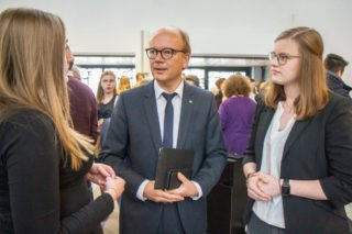 Landtagspräsident Andre Kuper verabschiedet sich von den Schülerinnen Pauline Hanfland (l.) und Leonie Happe.  Foto: SMMP/Ulrich Bock