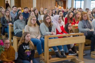 Die Schülerinnen und Schüler hören aufmerksam zu. Foto: SMMP/Ulrich Bock