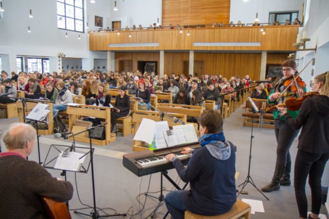 Konzentriert und nachdenklich verfolgen über 500 Schülerinnen und Schüler den Gottesdienst. Foto: SMMP/Ulrich Bock