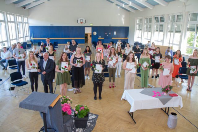 Die staaatlich anerkannten Erzieherinnen und Erzieher freuen sich über ihren Abschluss. Foto: SMMP/Ulrich Bock