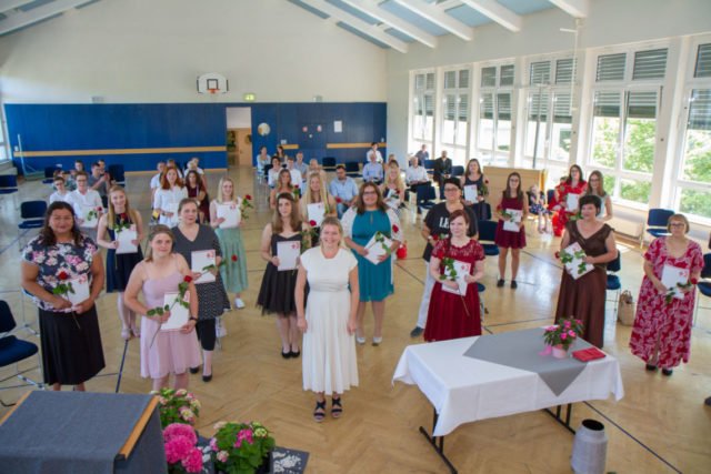 Die Absolventinnen und Absolventen der PIA-Ausbildung freuen sich über ihr Examen. Foto: SMMP/Ulrich Bock