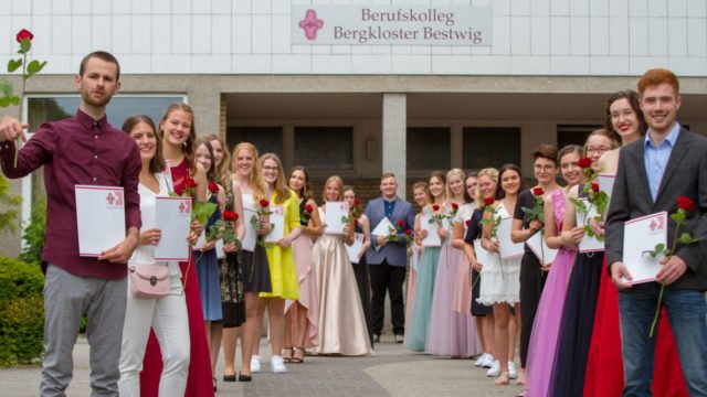 Die Abiturienten mit dem Schwerpunkt Kunst und Gestaltung freuen sich über ihren Abschluss. Foto: SMMP/Ulrich Bock