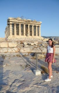 Sie konnte ihr Langzeitpraktikum 2020 in mehreren Abschnitten durchführen: Wiebke Droege vor der abgesperrten Akropolis in Athen. Foto: privat
