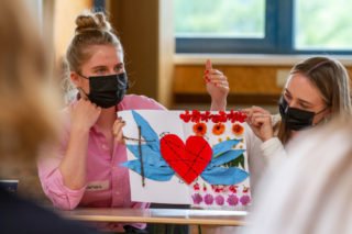 Larissa Mast hat ein Herz für ihre Schule. Das hat allerdings gestutzte Flügel und ist mit Stacheldraht eingefasst. Foto: SMMP/Ulrich Bock