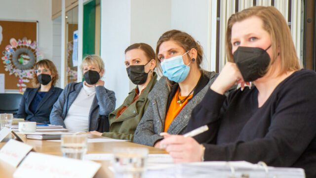 nteressiert beteiligen sich die 15 Trägervertreterinnen und -vertreter an der Diskussion. Foto: SMMP/Ulrich Bock