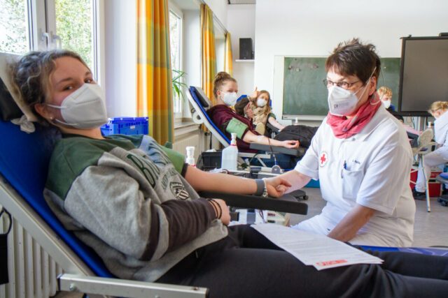43 Schülerinnen und Schüler bzw. Lehrerinnen und Lehrer spendeten am Donnerstagvormittag einen halben Liter Blut. Foto: SMMP/Ulrich Bock