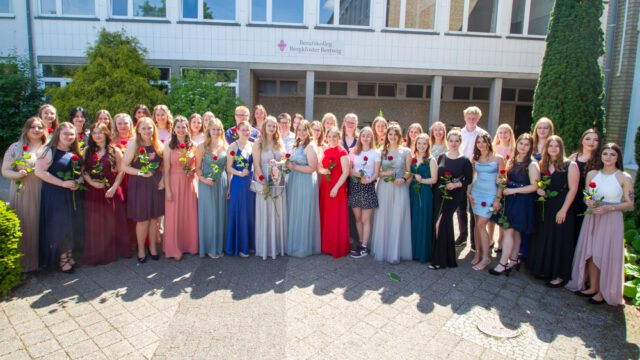 Die Absolventinnen der Fachoberschule freuen sich über die Fachhochschulreife. Foto: SMMP/Ulrich Bock