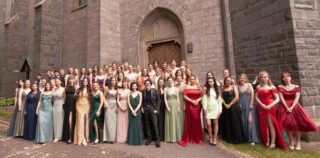 64 Schülerinnen und Schüler erreichten über das Berufliche Gymnasium am Berufskolleg Bergkloster Bestwig das Abitur. Foto: SMMP