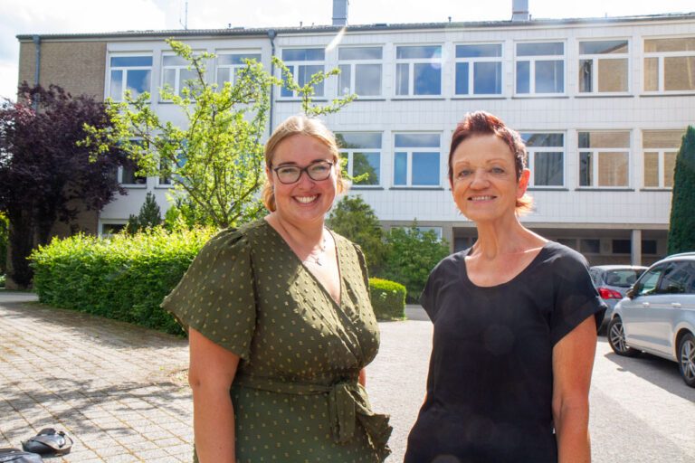 Denise Tigges (l.) berichtete nach ihrem Jahr in Aruba Erasmus-Koordinatorin Irmhild Padberg am Berufskolleg Bergkloster Bestwig über ihre Erfahrungen. Foto: SMMP/Ulrich Bock