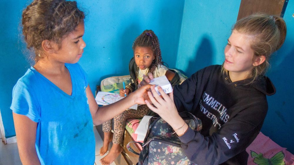 Freiwilligen-Einsatz bei einer Familie im Rahmen der Sozialarbeit am Stadtrand von Leme in Brasilien. Foto: SMMP/Ulrich Bock