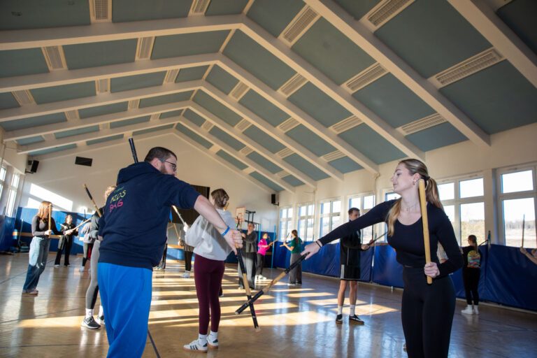 Bewegung wird zur Kommunikation. Stockkampf als Schule der Wahrnehmung