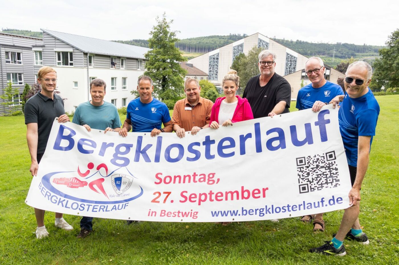 Freuen sich auf den nächsten Start des Bergklosterlaufs: Sportlehrer Steffen Striewe, der stellv. Schulleiter des Berufskollegs, Andreas Krapp, Udo Barg vom Lauftreff, Klaus Willmes von der Klosterpforte, Nicole Einwohlt, Leiterin der Bildungsakademie, Schulleiter Markus Hester sowie Winfried Gerold und Paul Thomas-Griffin vom Lauftreff. Foto: SMMP/Ulrich Bock