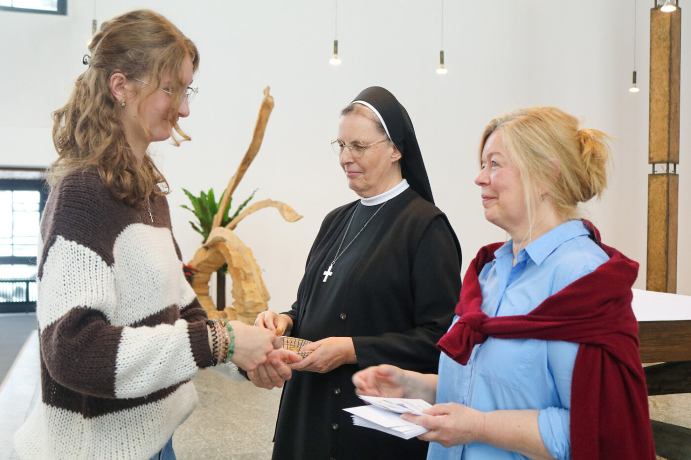 Schwester Maria Thoma und Birgit Bagaric wünschen Zoe Wiese bei ihrer Aussendung alles Gute. Foto: SMMP/Ulrich Bock