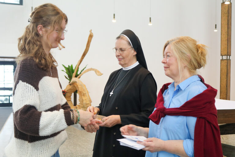 Schwester Maria Thoma und Birgit Bagaric wünschen Zoe Wiese bei ihrer Aussendung alles Gute. Foto: SMMP/Ulrich Bock